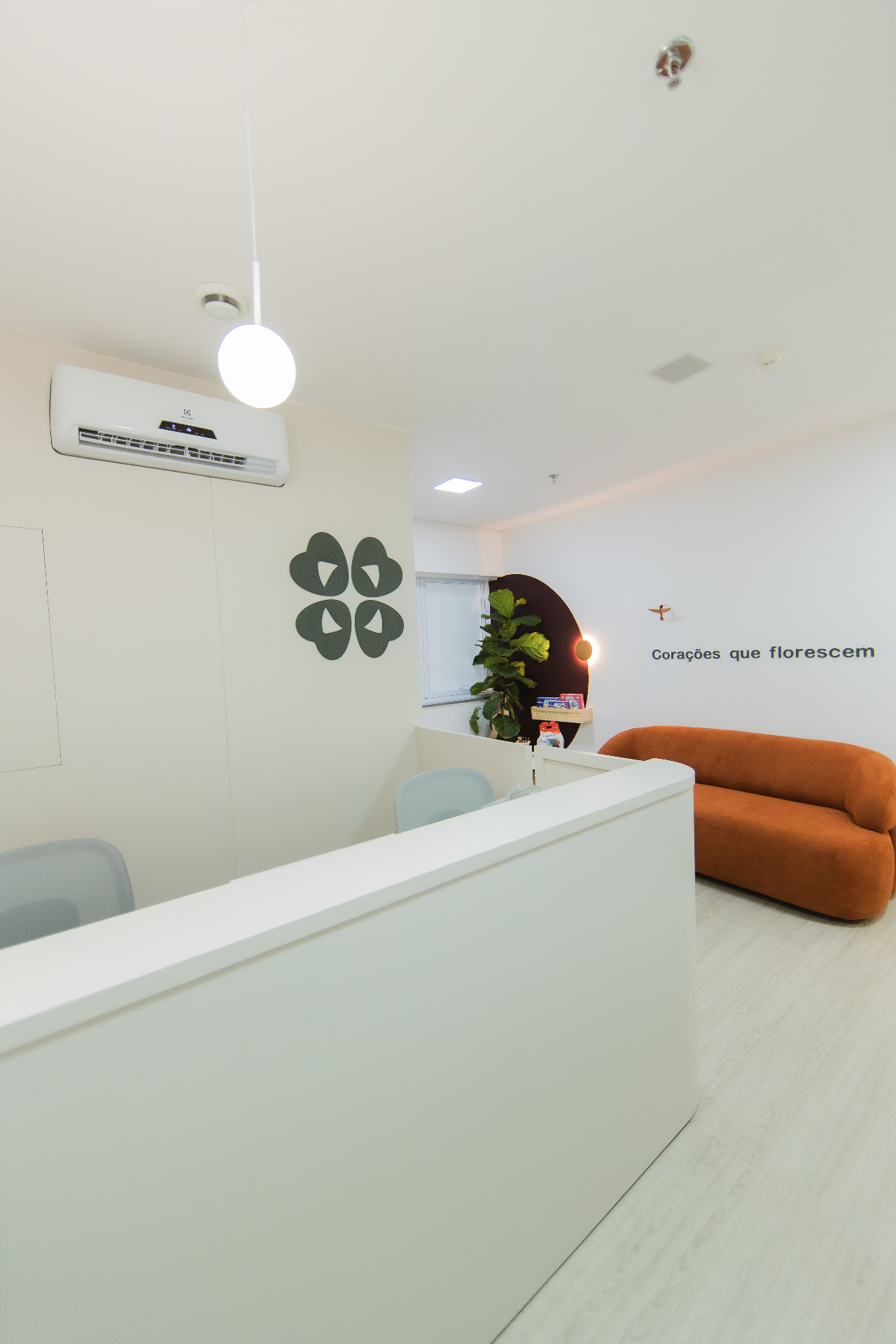 Recepção e balcão de atendimento da Clínica Amiata